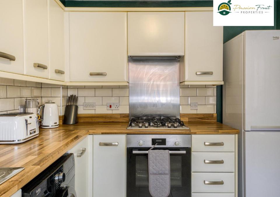 Pentrich Apartment | LOW Price this winter 3 Bedroom House in Coventry - Sleeps 5 - With Free Unlimited Wi-fi, Driveway & Garden By Passionfruit Properties- 26WWC