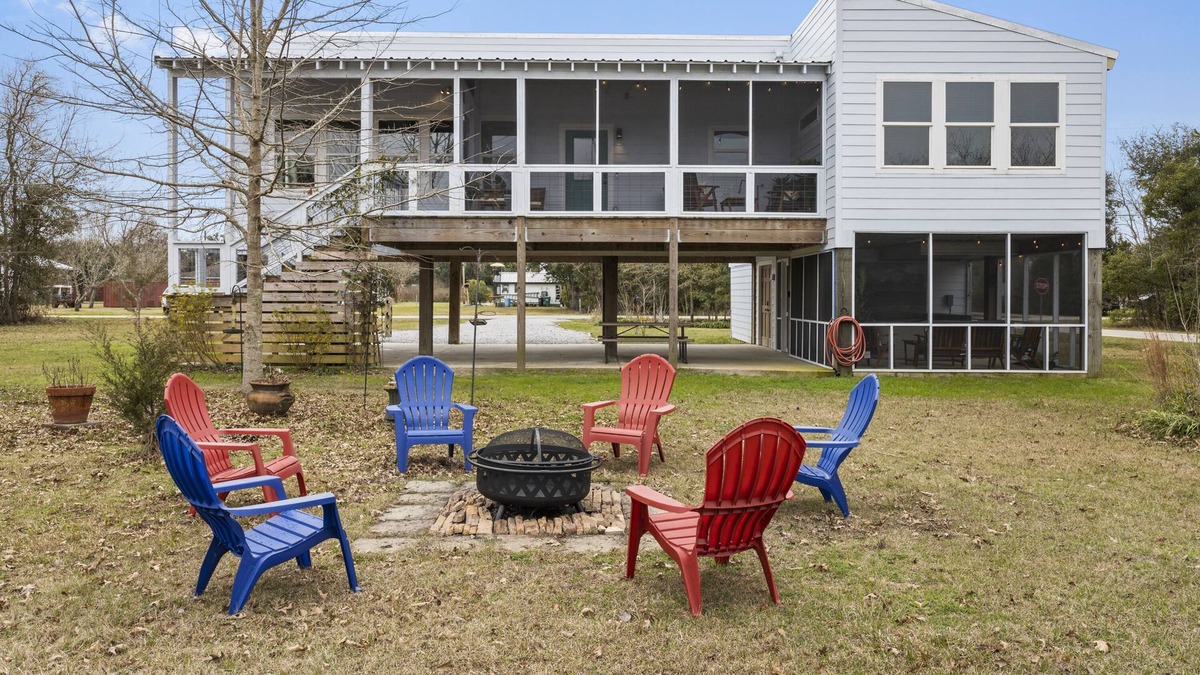 Waveland House | Low Tide Beach Home - 8 minute walk to beach - Hot Tub and Fire Pit