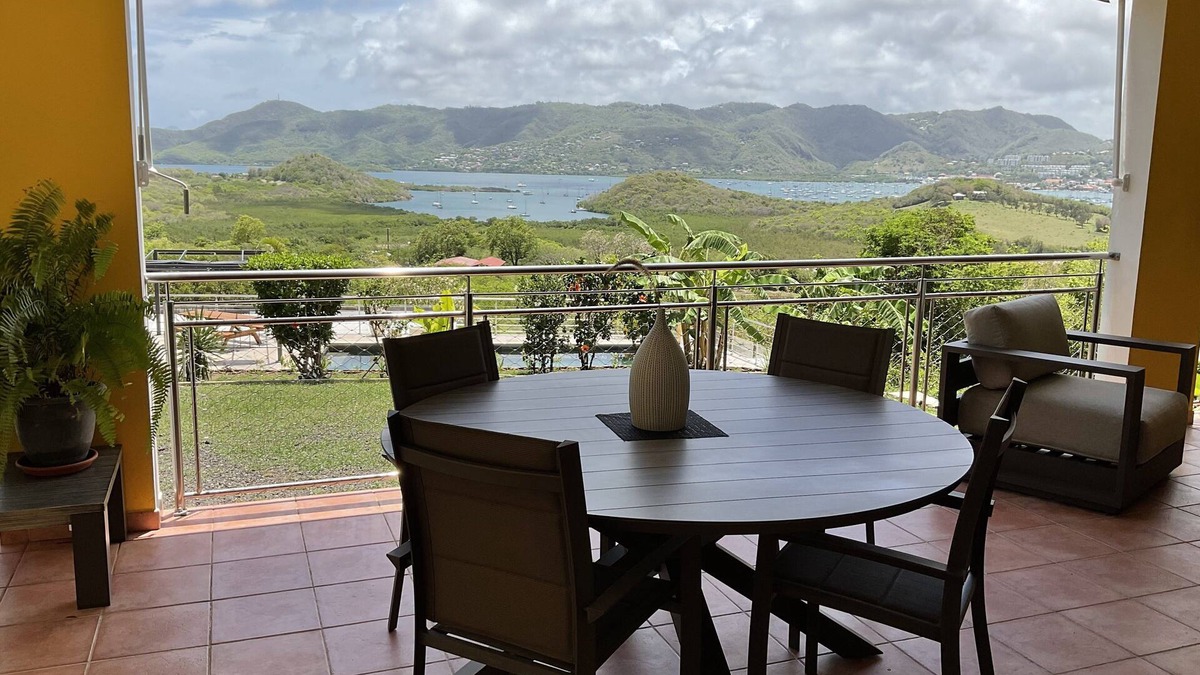 Sainte-Anne Apartment | LOW VILLA WITH SWIMMING POOL F3. VIEW ON THE BAIE DU MARIN. SAINT ANNE