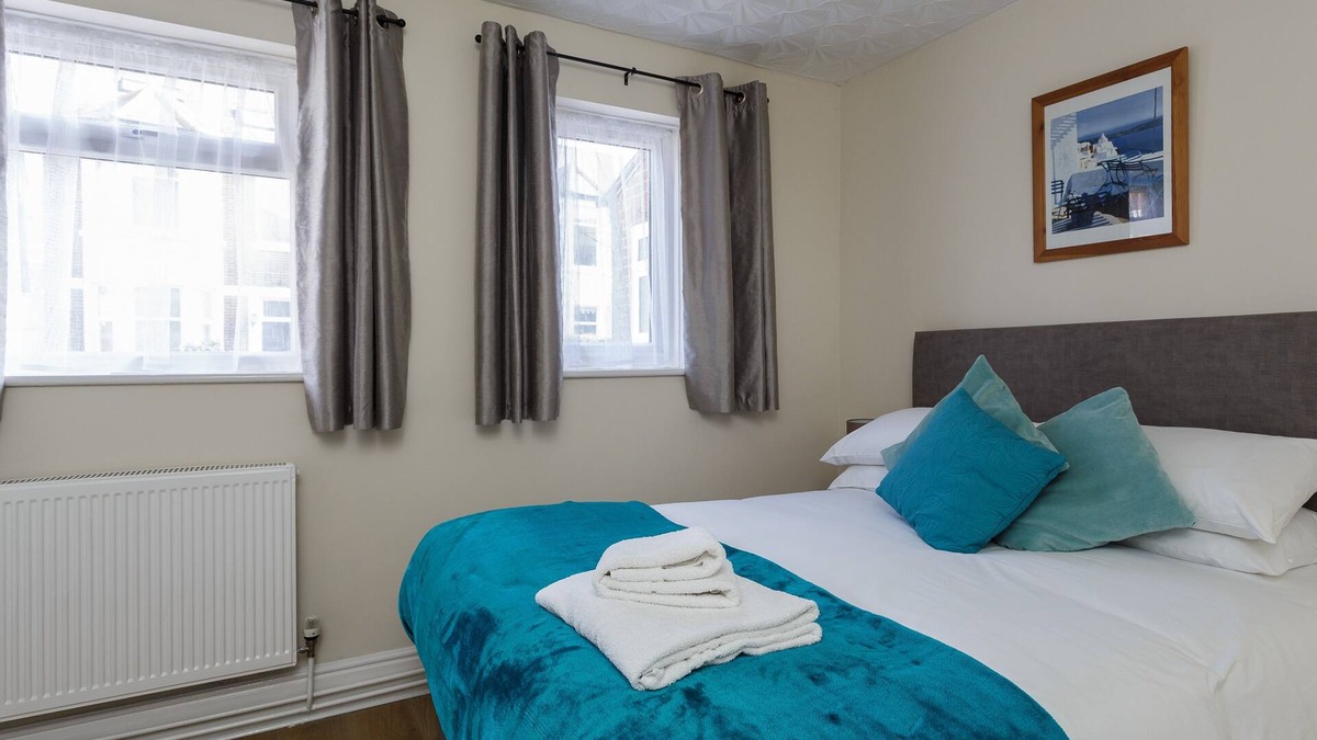 Southsea Apartment | Lowcay Apartment D Private Bathroom