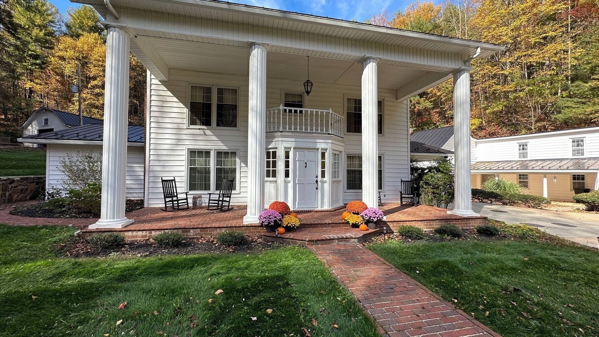 Stuart House | Lowell's Hollow countryside estate nestled in Virginia's Blue Ridge Mountains