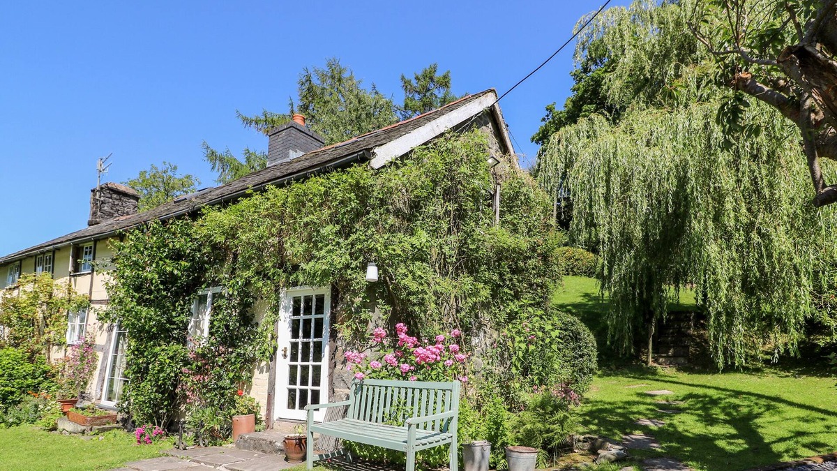 Trefeglwys Cottage | LOWER DOLGENAU- THE COTTAGE, pet friendly in Llanidloes