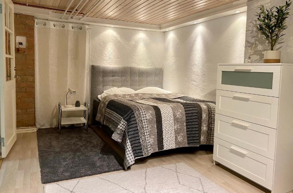 Alvsjo Apartment | Lower floor of 50 sqm in nice villa with parking