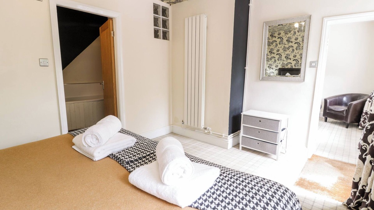 Hendrerwydd Cottage | LOWER GARDENER'S COTTAGE, pet friendly, with hot tub in Denbigh