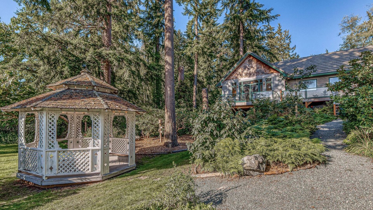 Clinton House | Lower-level suite with deck/veranda, garden views, & foosball