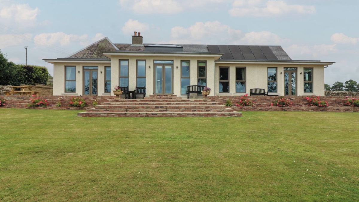 Cupar Cottage | LOWER LODGE, pet friendly, character holiday cottage in Cupar, Fife