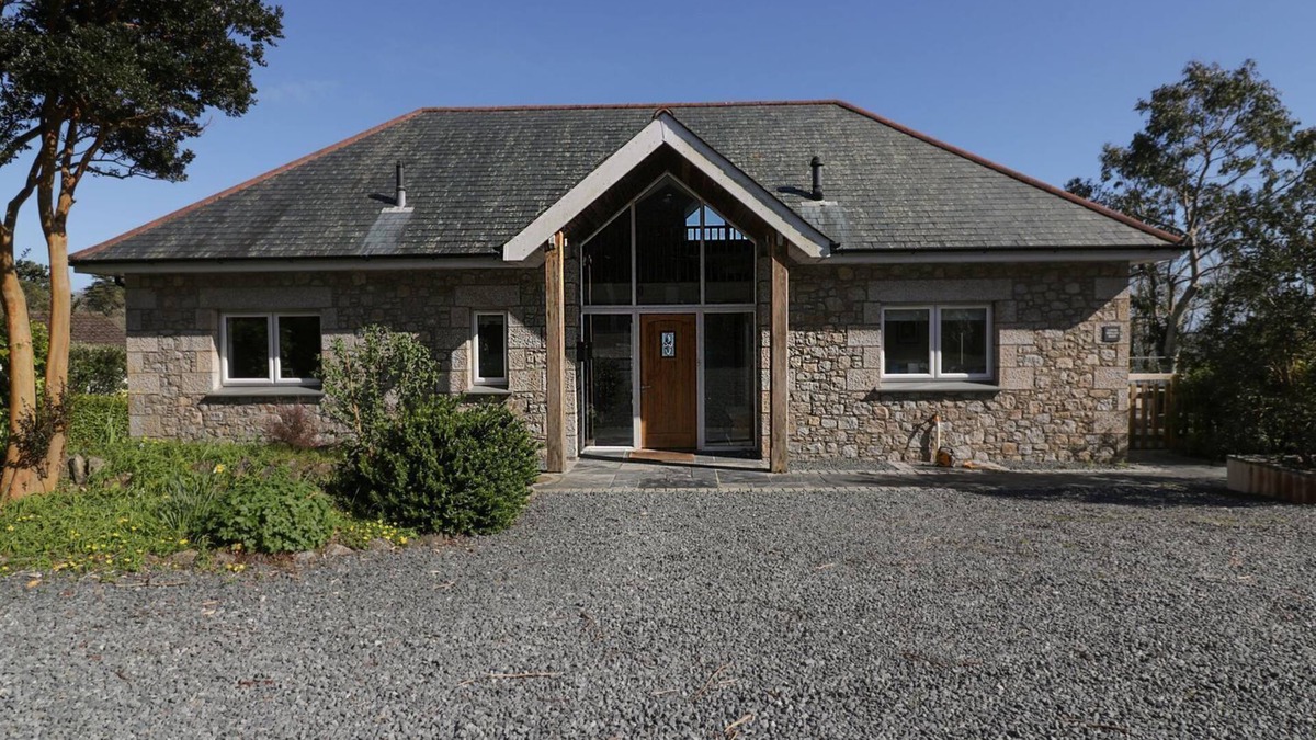Coverack House | LOWER MELLAN BARN, pet friendly, luxury holiday cottage in Coverack