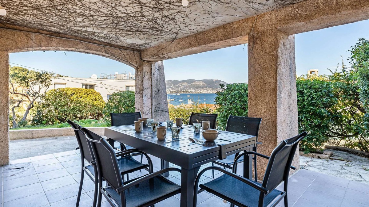 Saint-Mandrier-sur-Mer Apartment | Lower villa refurbished, air conditioning and terrace with sea view