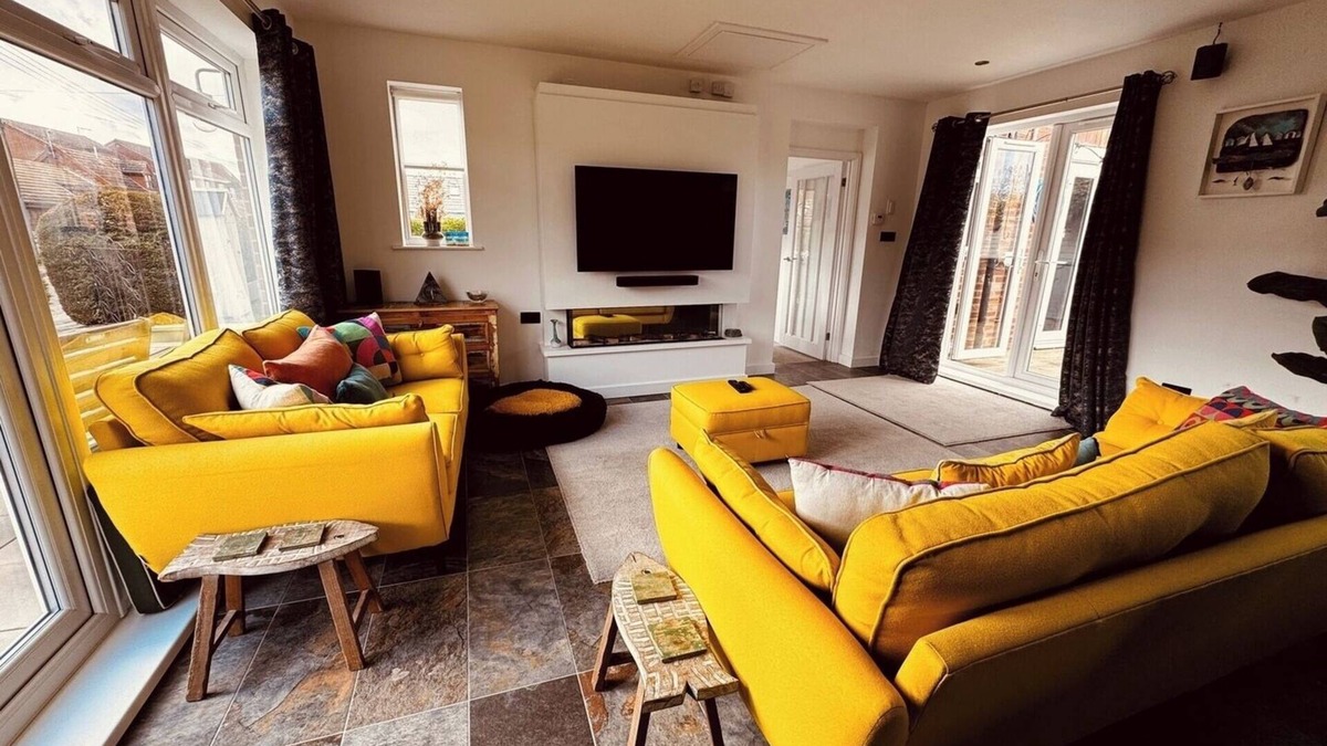 Pakefield House | Lowestoft 2-Bed Bungalow with Hot Tub and Spa Pool