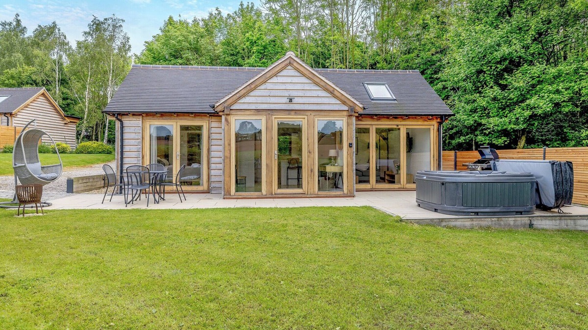 Uttoxeter Cottage | Loxford Lodge - UK47304