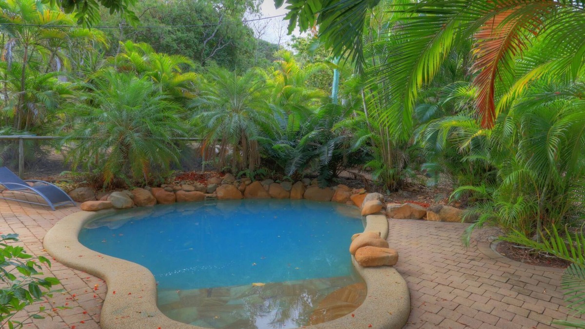 Arcadia Apartment | Loyang Apartment 2 - Fantastic value island getaway with complex pool and short stroll to Alma Bay