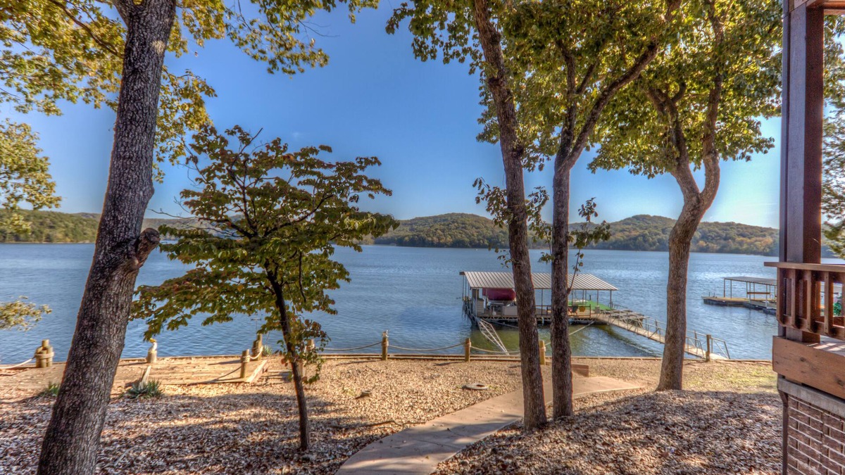 Roach House | LOZ Family Fun Lakefront Vacation Log Home #8 , 6500sf, 5bd, loft, 4 bath