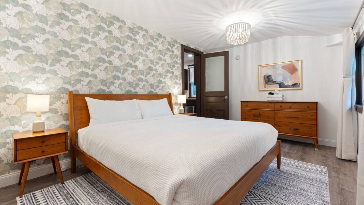 Westside Apartment | Lrg Flat: Steps to Zoo & Nightlife, Nr Attractions
