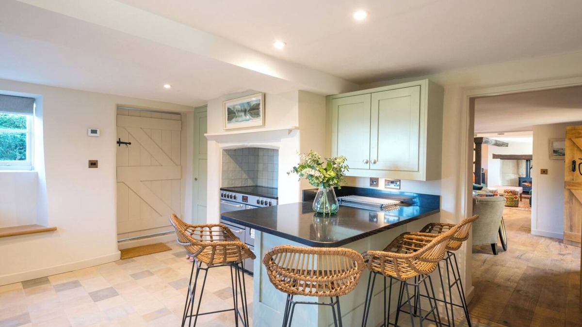 Ebbesborne Wake Cottage | Luxury Interior Designed Retreat ❃ w/Tennis Court, Garden and Rural Views
