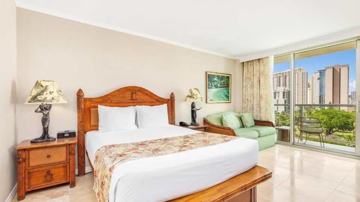 McCully - Moiliili Apartment | Luana Waikiki Hotel & Suites
