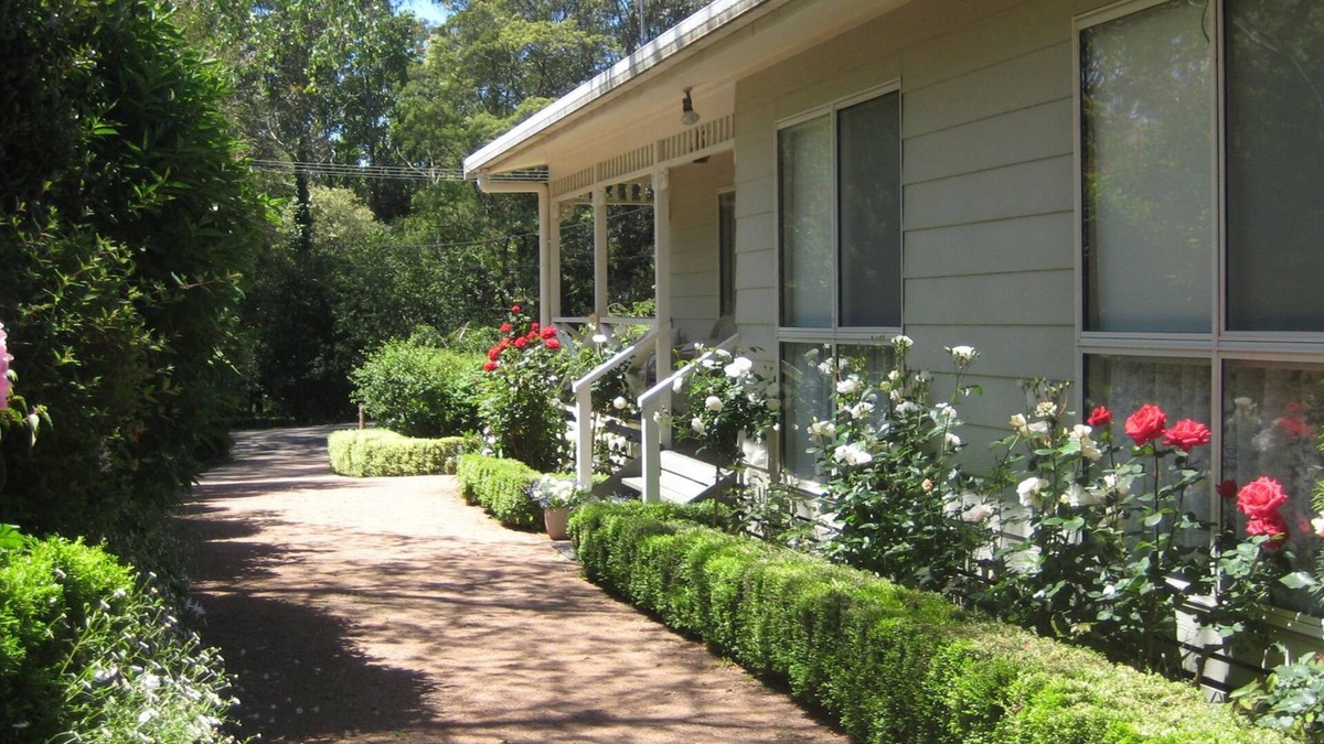 Burrawang Cottage | Lucindale lovely cottage garden