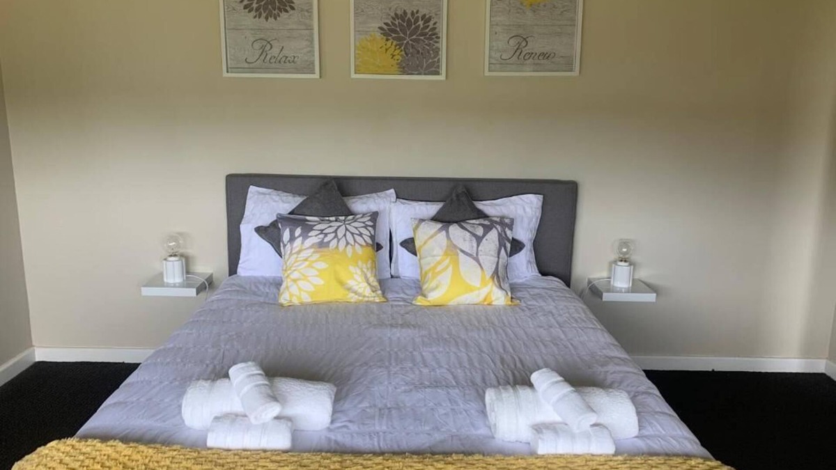 Manjimup House | Lucky Charm Cottage in MANJIMUP, Western Australia with farmland views