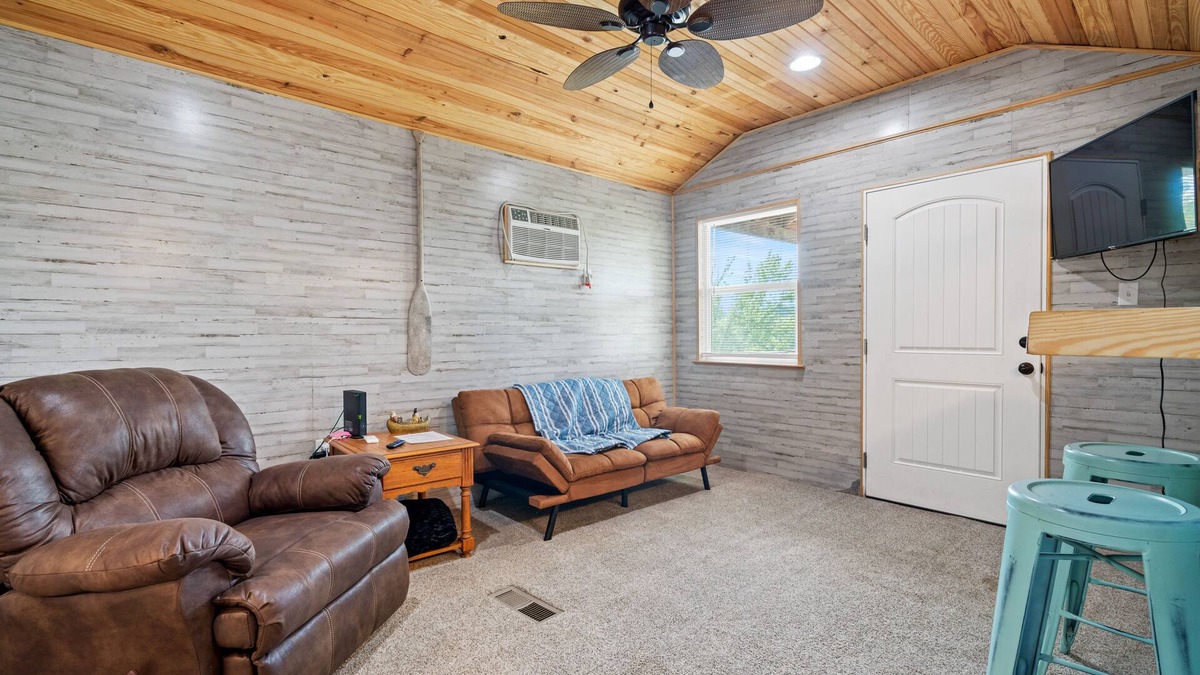 Glenwood Cabin | Lucky's Canoe & Kayak Cabin #2 - Caddo River Access!