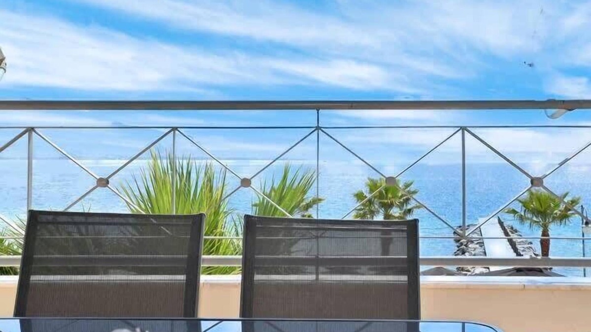 Nees Pagases Apartment | Lucky's Homes - Sunny Beachfront Suite