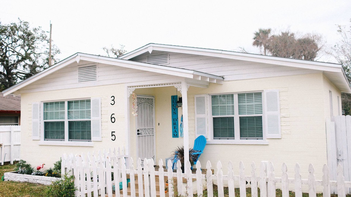 New Smyrna Beach House | "LUCY'S DREAM" ADORABLE RENOVATED BUNGALOW MINUTES TO CANAL STREET Monthly rate!