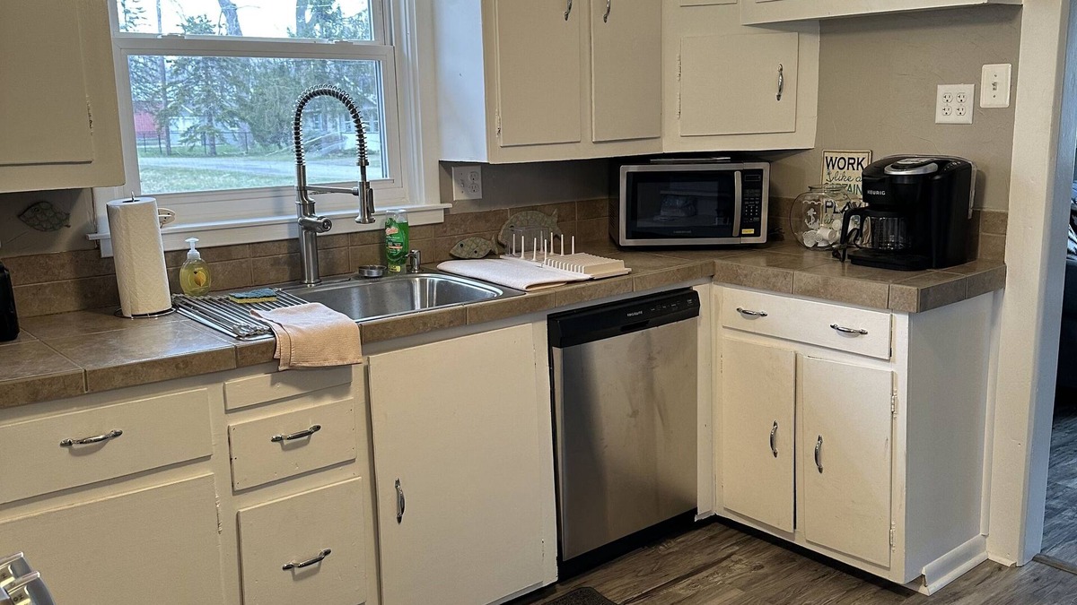 Wilson House | Lucy's Lake House, Lake view, One block from Lake Ontario, Peaceful & Spacious