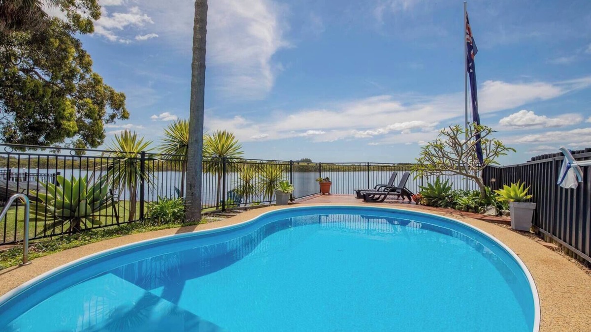 Swansea House | Ludford Lakefront and Beachside Retreat for Groups