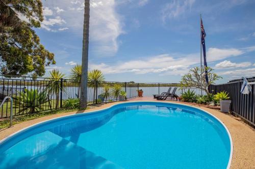 Swansea House | Ludford Lakefront & Beachside Retreat for Groups