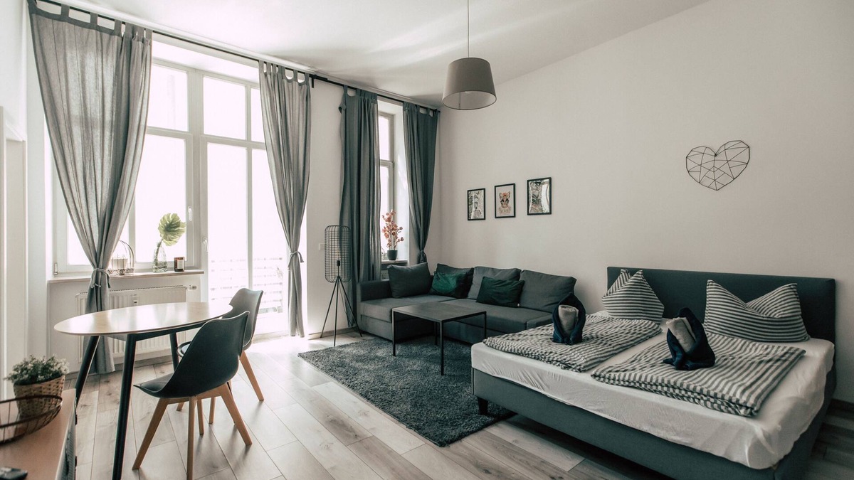 Zentrum-Ost Apartment | Luga Homes - Gewandhaus - Industrial Studio mit Küche und Balkon