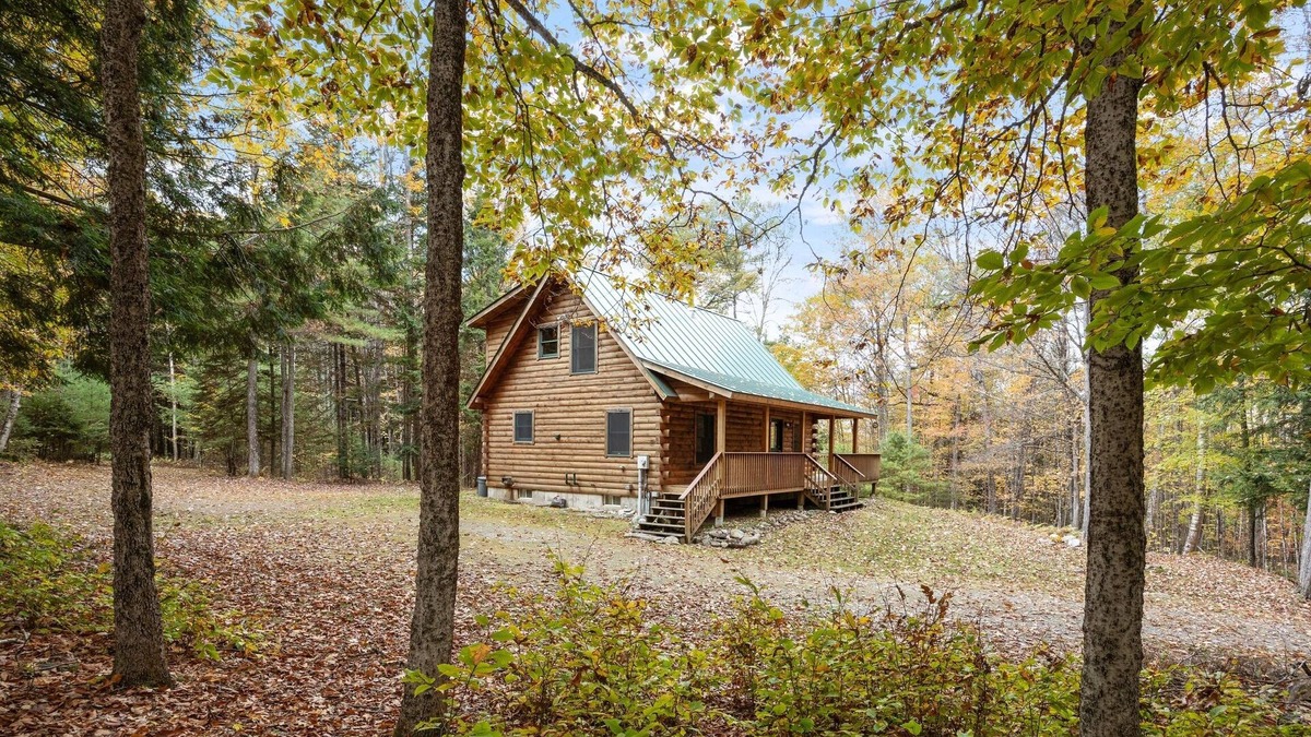 Lisbon Cabin | Luigi's Lodge - Cozy Log Cabin Near Franconia Notch - White Mountains Retreat