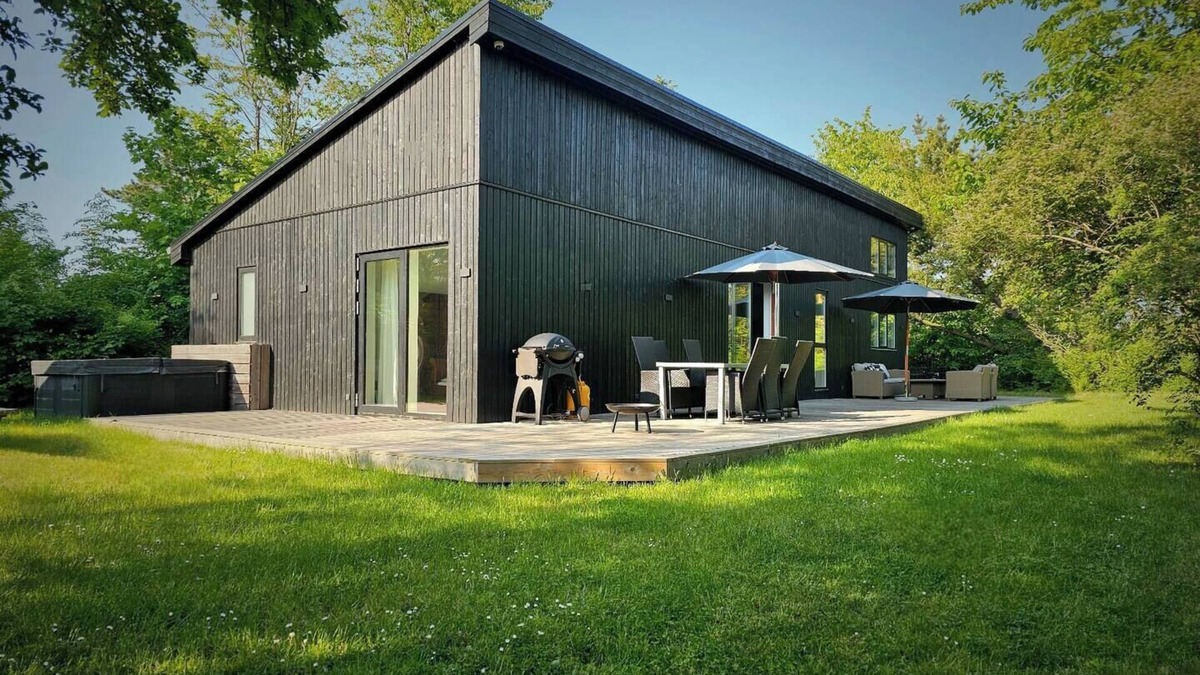 Kaldred House | Luksuriøst Sommerhus med Stor Have i Kaldred