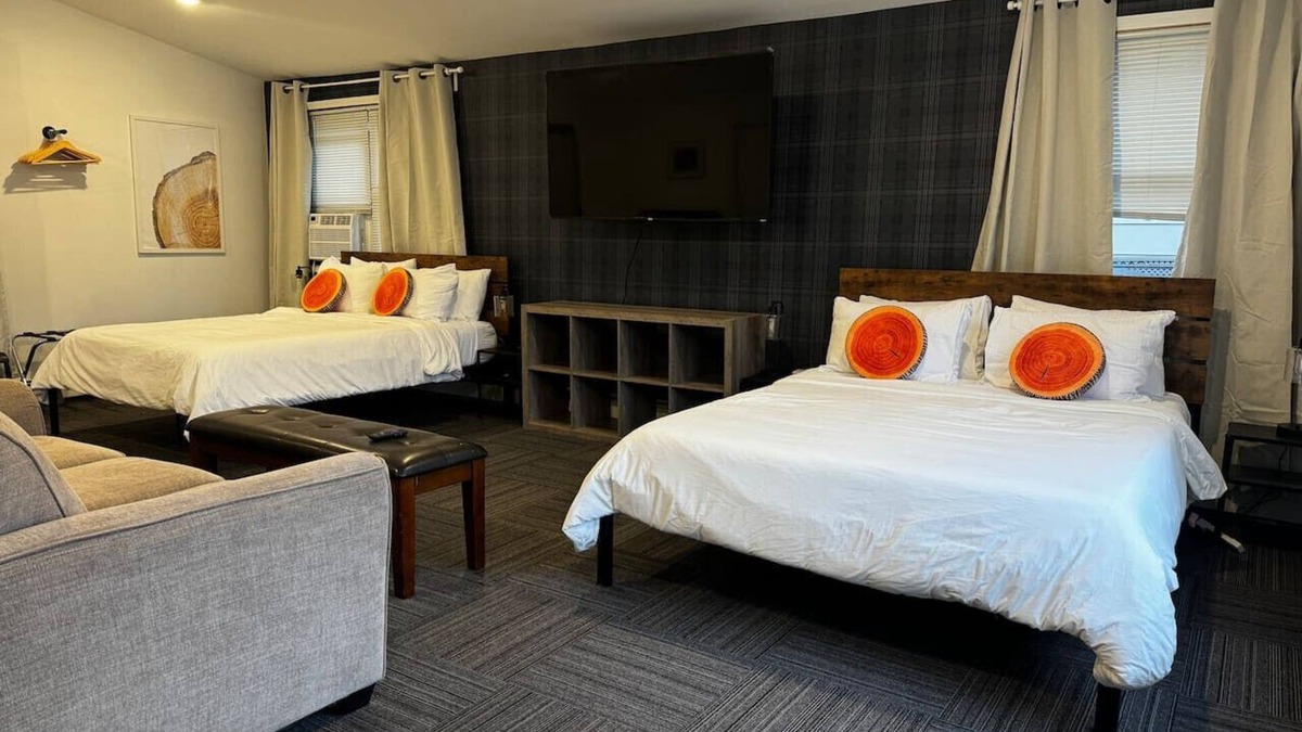 Balsam Lake Hotel | LumberJill Lodge #10 | 3 Bed Suite | Full Kitchen