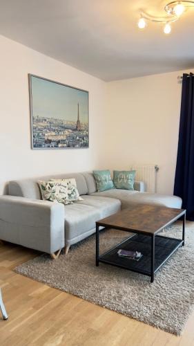 Malakoff Apartment | Lumière Parisienne Appart Moderne Lumineux et Spacieux de 66m2 Metro L13 Parking Terrasse et Ascenseur