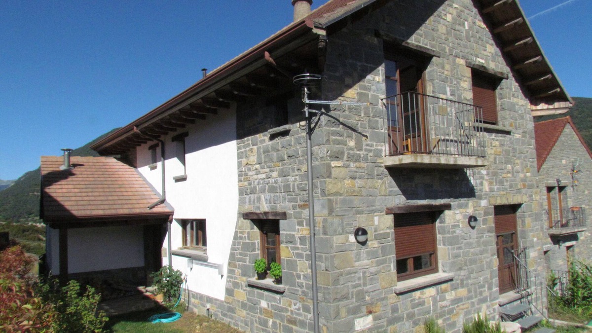 Hecho Ski Chalet | Luminosa Casa con Jardín en Hecho