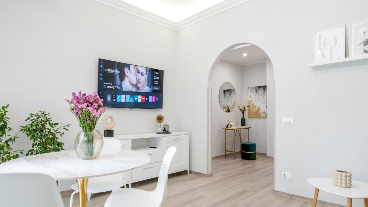 EUR Apartment | Luminoso Appartamento Ristrutturato con Posto Auto Privato