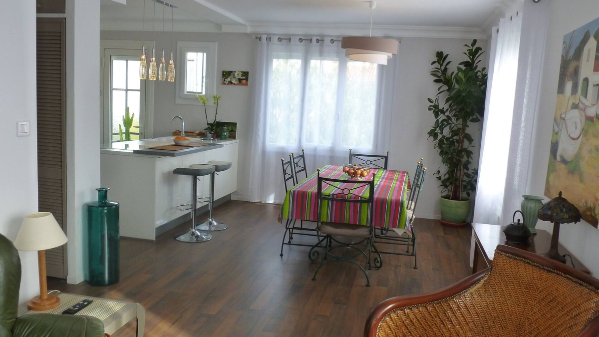 Les Coves Apartment | LUMINOUS APARTMENT WITH PRIVATE GARDEN (near shops, transport, park .)