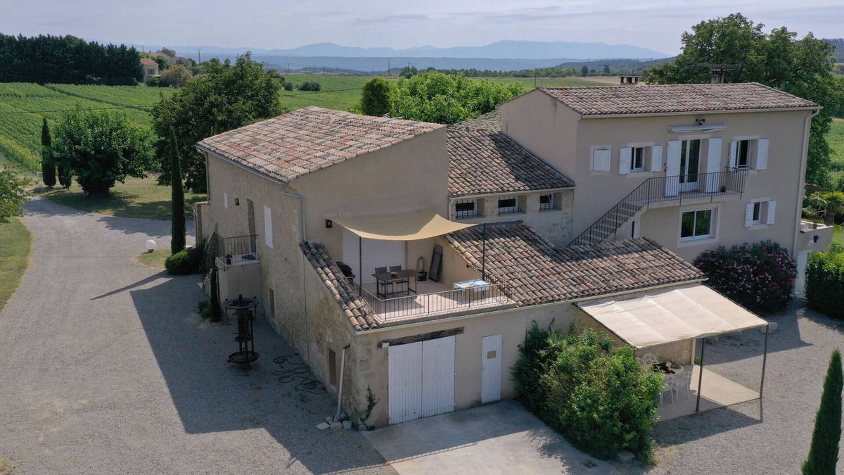 Forcalquier Apartment | Luminous gite in a Provencal farmhouse in the heart of the Luberon.