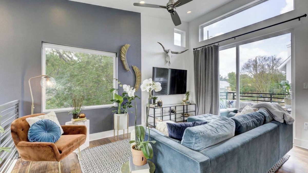 Govalle House | Luminous Renovated Cottage | Near Downtown