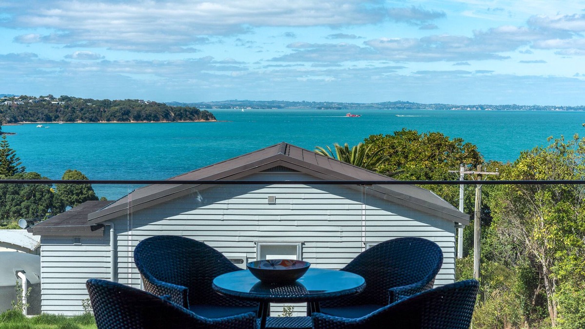 Surfdale Apartment | Luna Cottage - Ocean Views on Waiheke