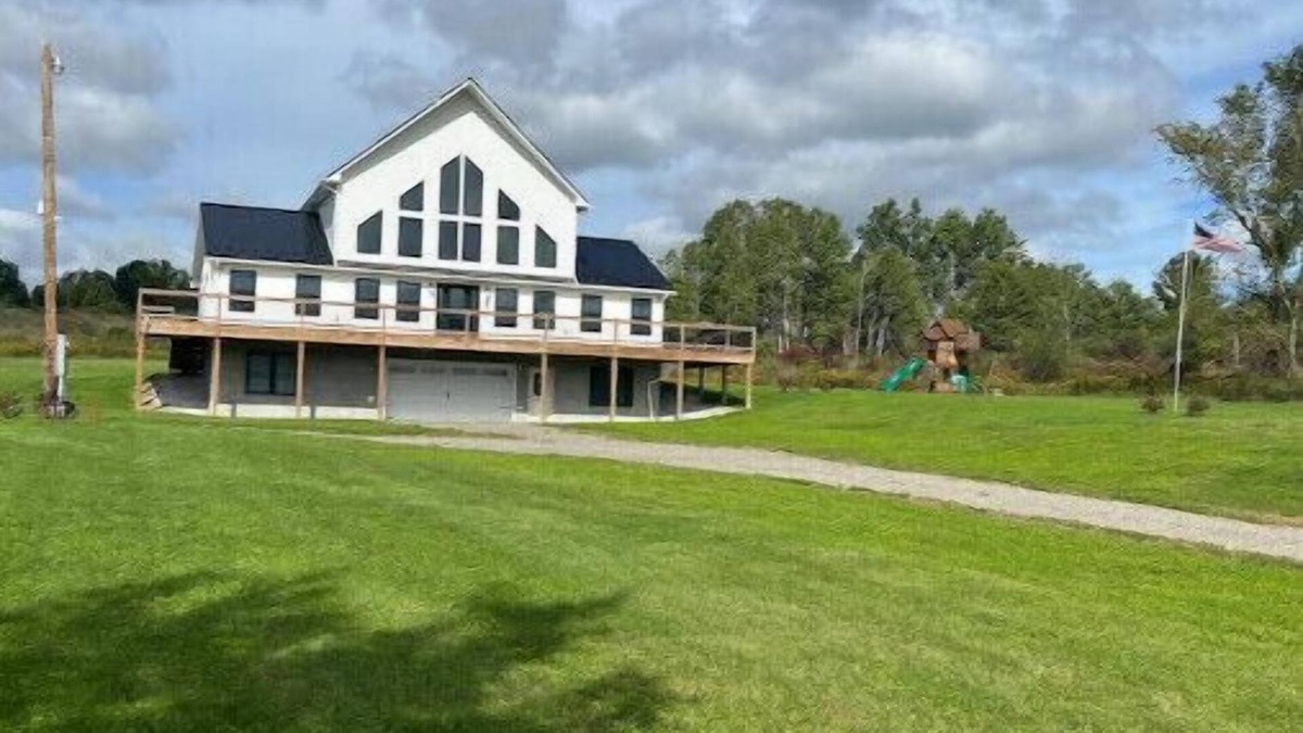 Town of Veteran House | Luna's Loft - Modern Country Home with Hot Tub