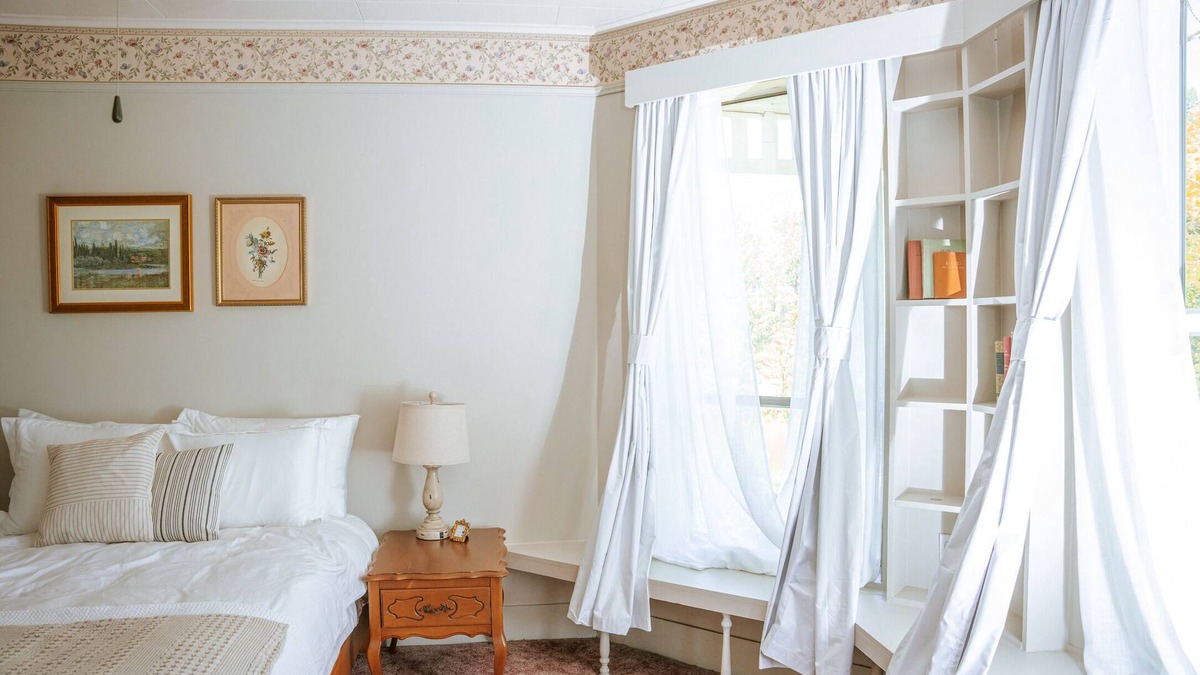 Etna Bed & Breakfast | Lupine Room