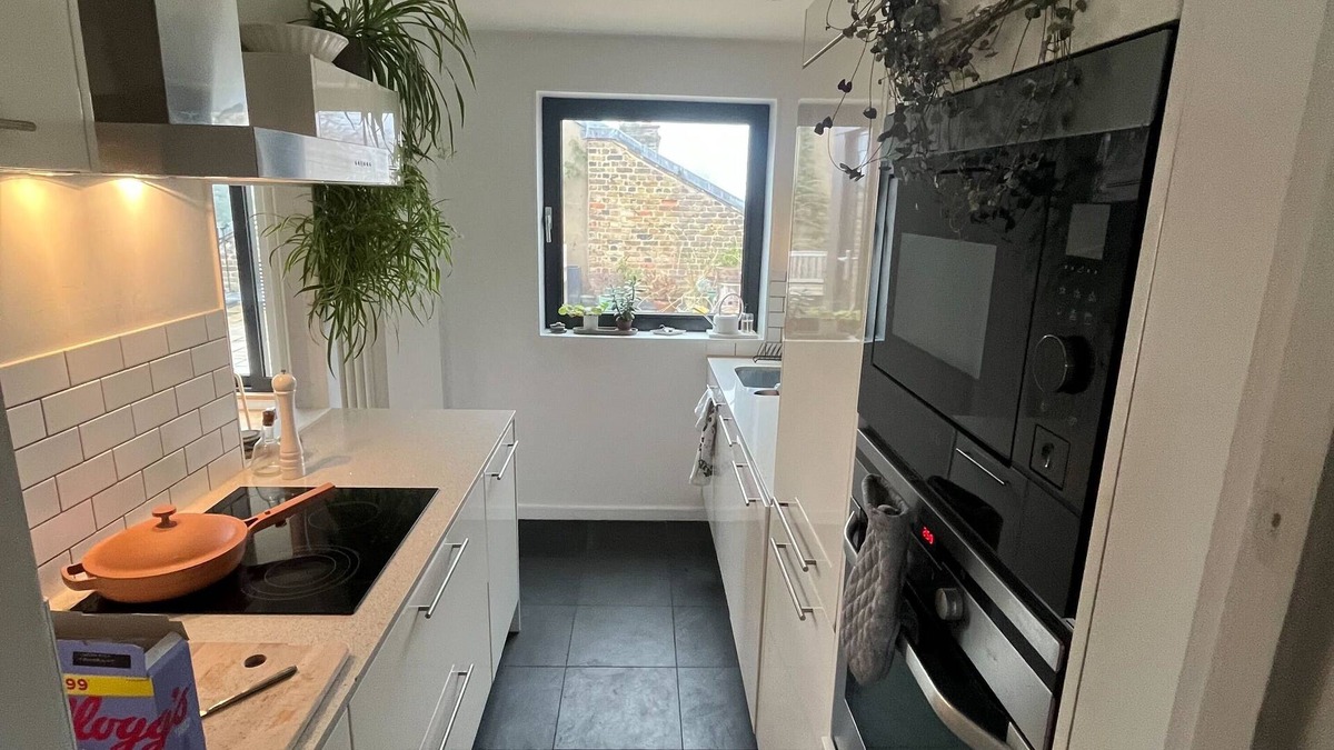 Victoria Apartment | Lush 2BD Penthouse with Rooftop Balcony, Hackney