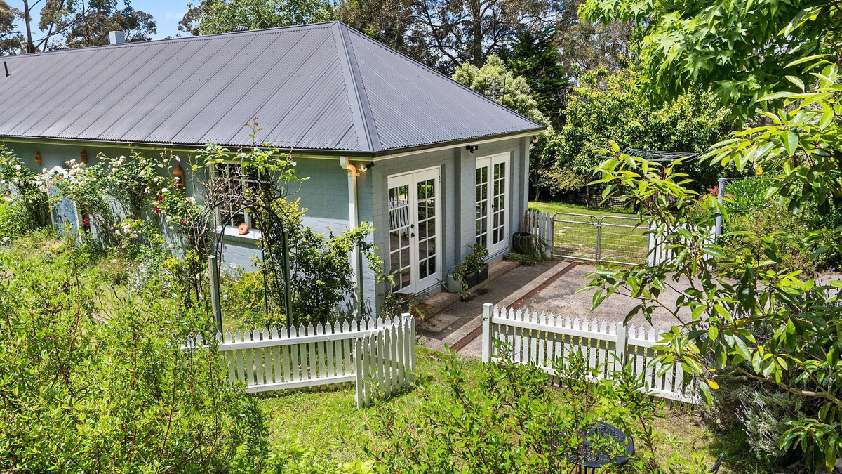 Colo Vale Apartment | Lush and Charming Country Escape, Stunning Gardens