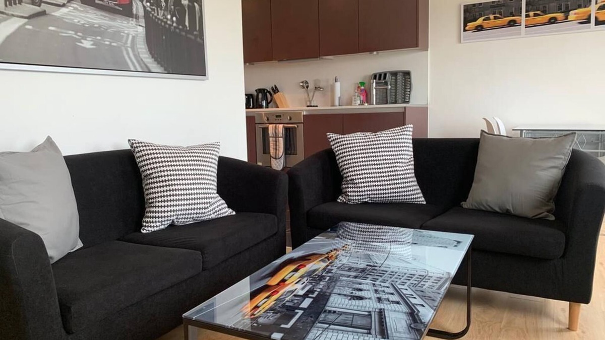 Atlantic Wharf Apartment | Lush Cardiff Bay Apartment with Secure Parking and Fast Wifi