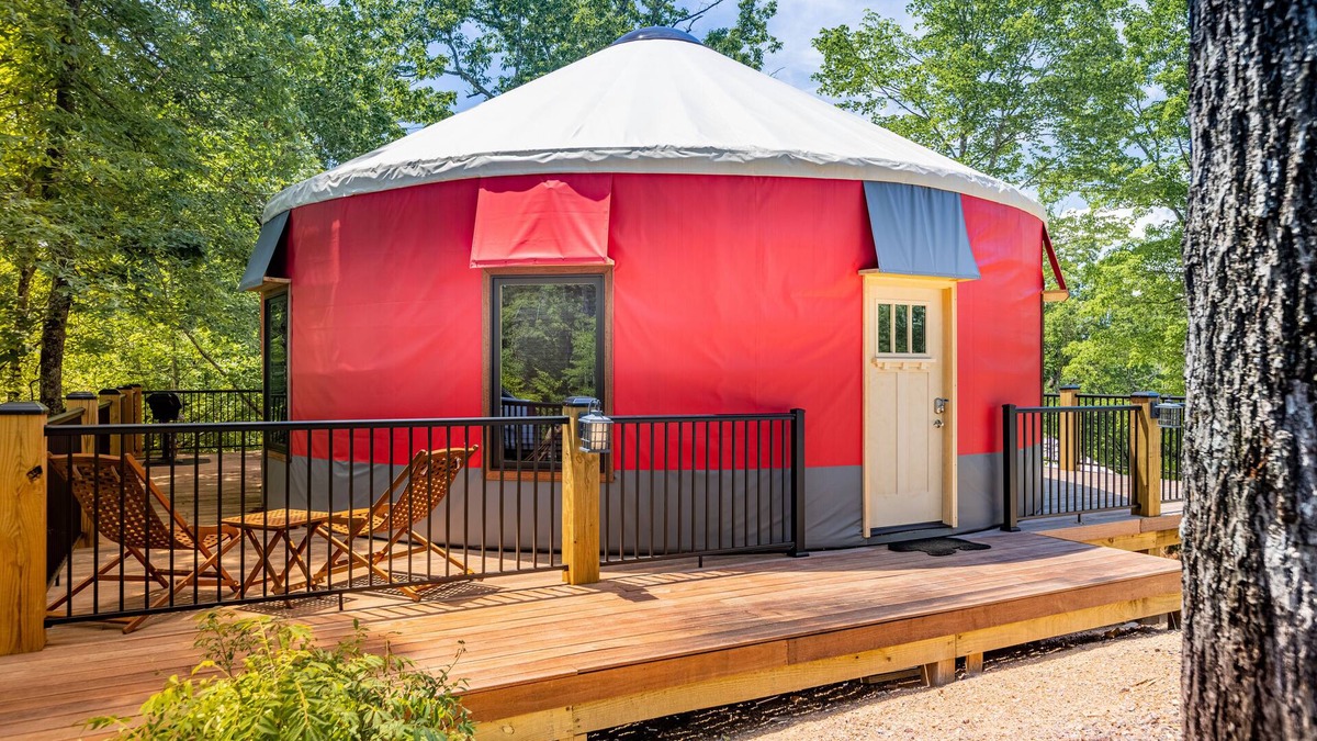 Pigeon Forge Cabin | Lush Comfort, great for couples or small family, Huge Deck w/Privte Hot Tub