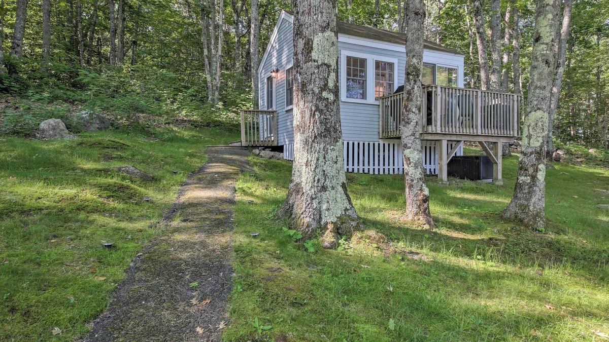Edgecomb Apartment | Lush Edgecomb Studio Cottage w/Fire Table!