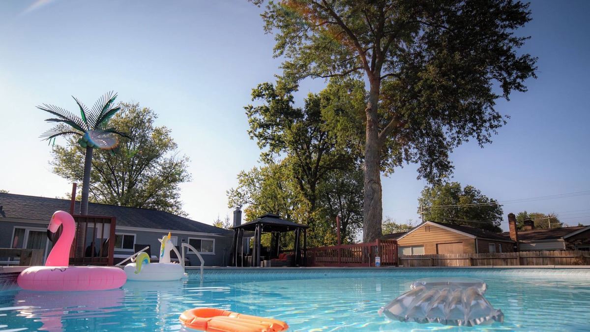 Mason House | Lush Hideaway: Serenity with Hot Tub and Pool, 6 mins from Kings Island