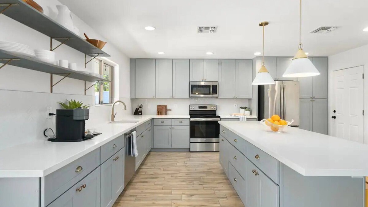 Village Grove House | Lush Life ~ Luxurious Pool, Hot Tub, Outdoor Bar, Life Sized Games and more!