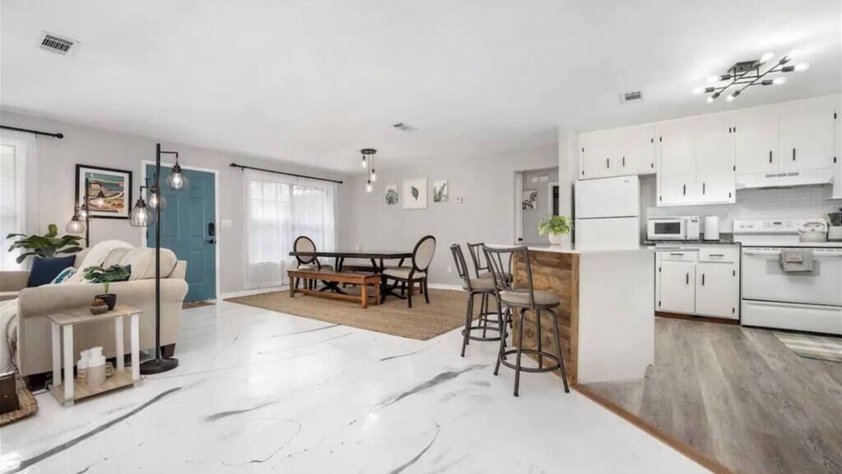 West Pensacola House | Lush Lounge~Fire Pit~BBQ~Family
