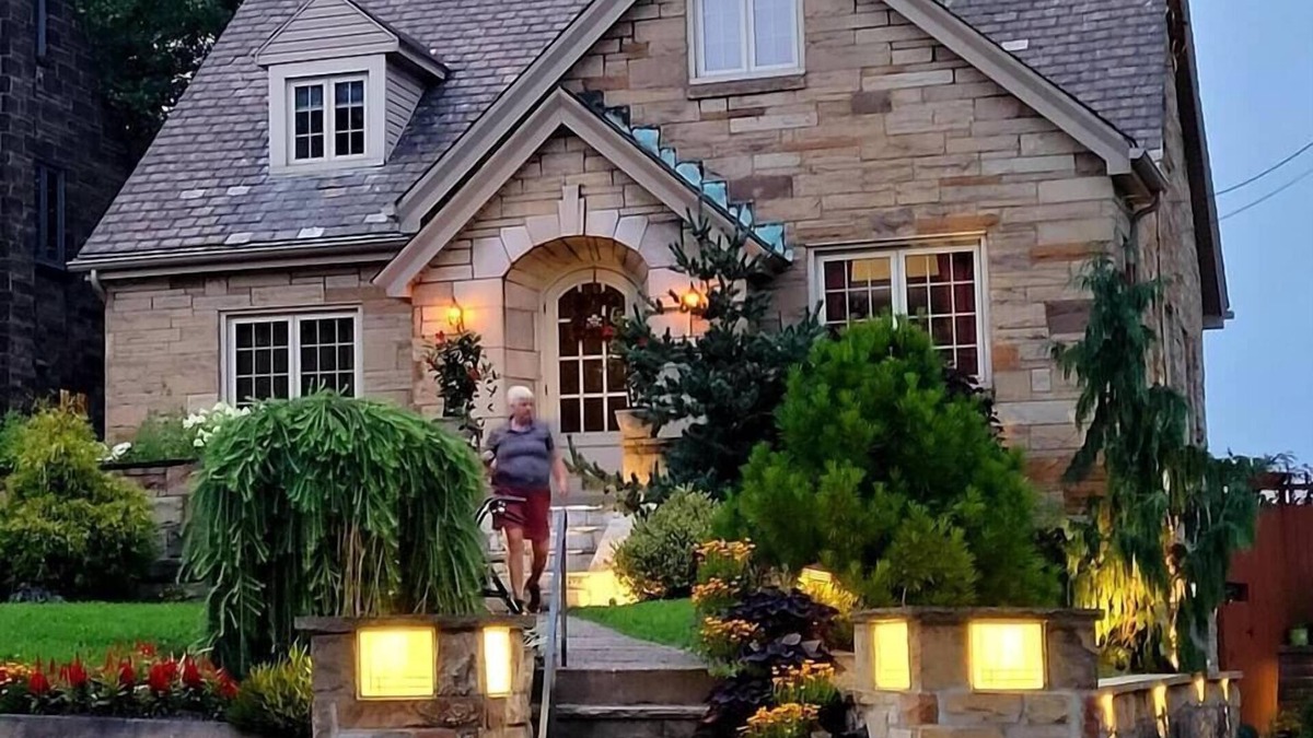 Brighton Heights House | *LUSH RETREAT*HotTub-Fire Pit-PetFriendly-Koi Pond