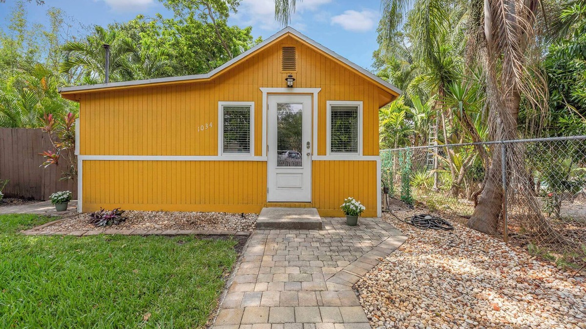 Central Oakland Park House | Lush Tropical Garden Home